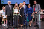 Eduard Lanner (Direktor des Johann-Joseph-Fux-Konservatoriums), eine stolze Preisträgerin, Alexandra Nagl (A6), Landesrat Stefan Hermann, Bildungsdirektorin Elisabeth Meixner und Robert Ederer (Landesfachbeirat) im Rahmen der Preisverleihung. © Land Steiermark/Peter Purgar; Verwendung bei Quellenangabe honorarfrei