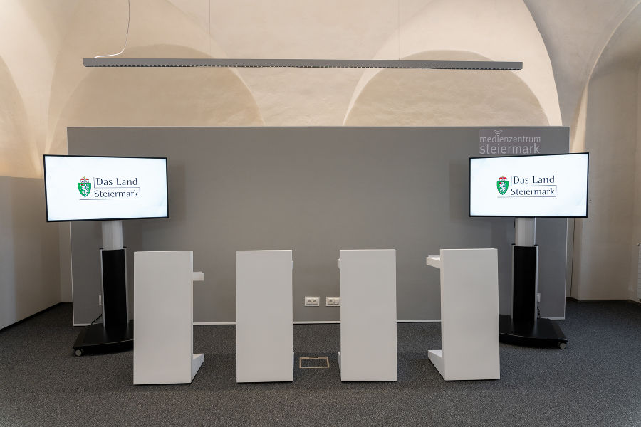 Im Medienzentrum Steiermark sind vier Einzelpulte vorhanden. Im Medienzentrum Steiermark sind vier Einzelpulte vorhanden.