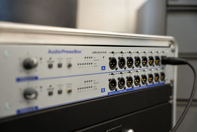 Bildbeschreibung: Fachgerät mit Anschlüssen für Audiotechnik mit mehreren Mikrofonanschlüssen.