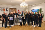 Die Abordnung des TSV Hartberg Volleyball bei LH Mario Kunasek (M.) in der Grazer Burg © Land Steiermark/ Mitteregger